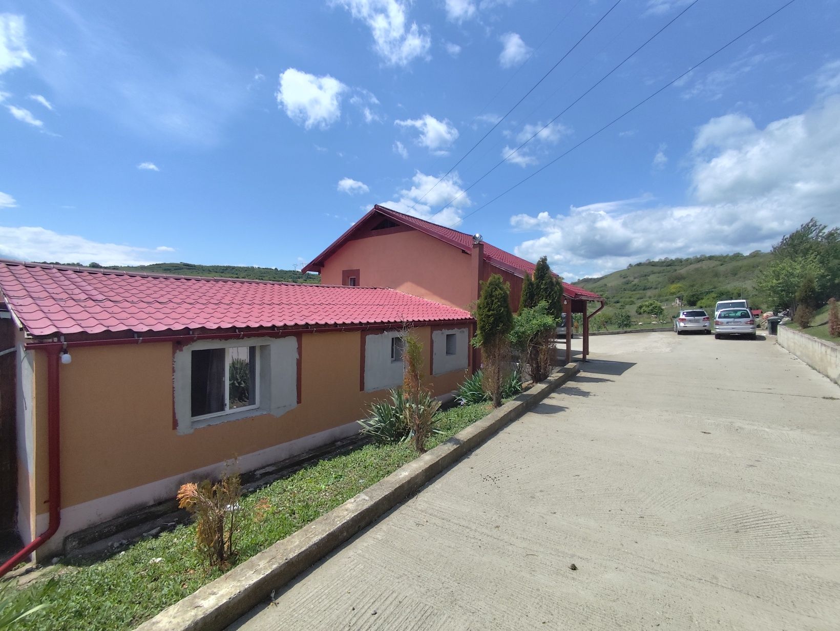 Schimb casa cu doua apartamente
