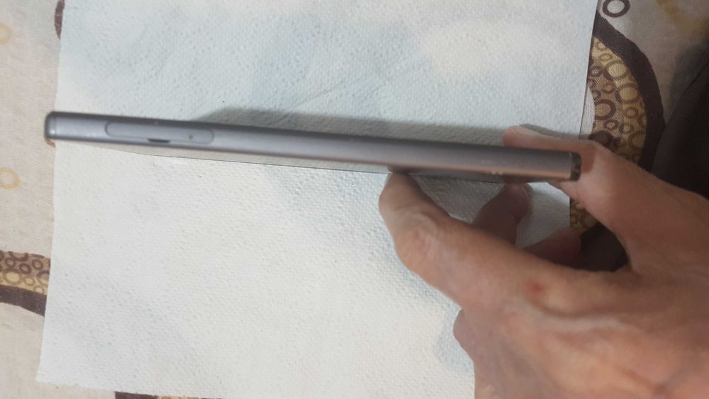 Sony Xperia Z5 Gri și unul Gold Auriu