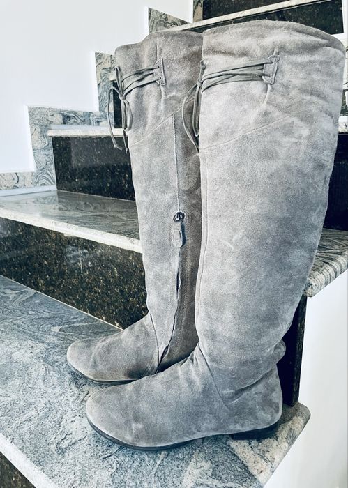 Велурени ботуши с връзки над коляното