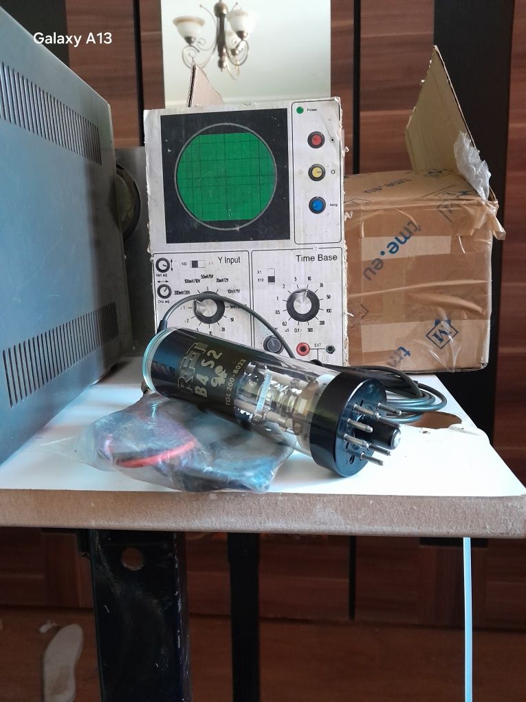 Osciloscop +  2 tuburi,piese