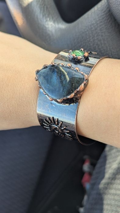 Гривна с естествени камъни и материали.