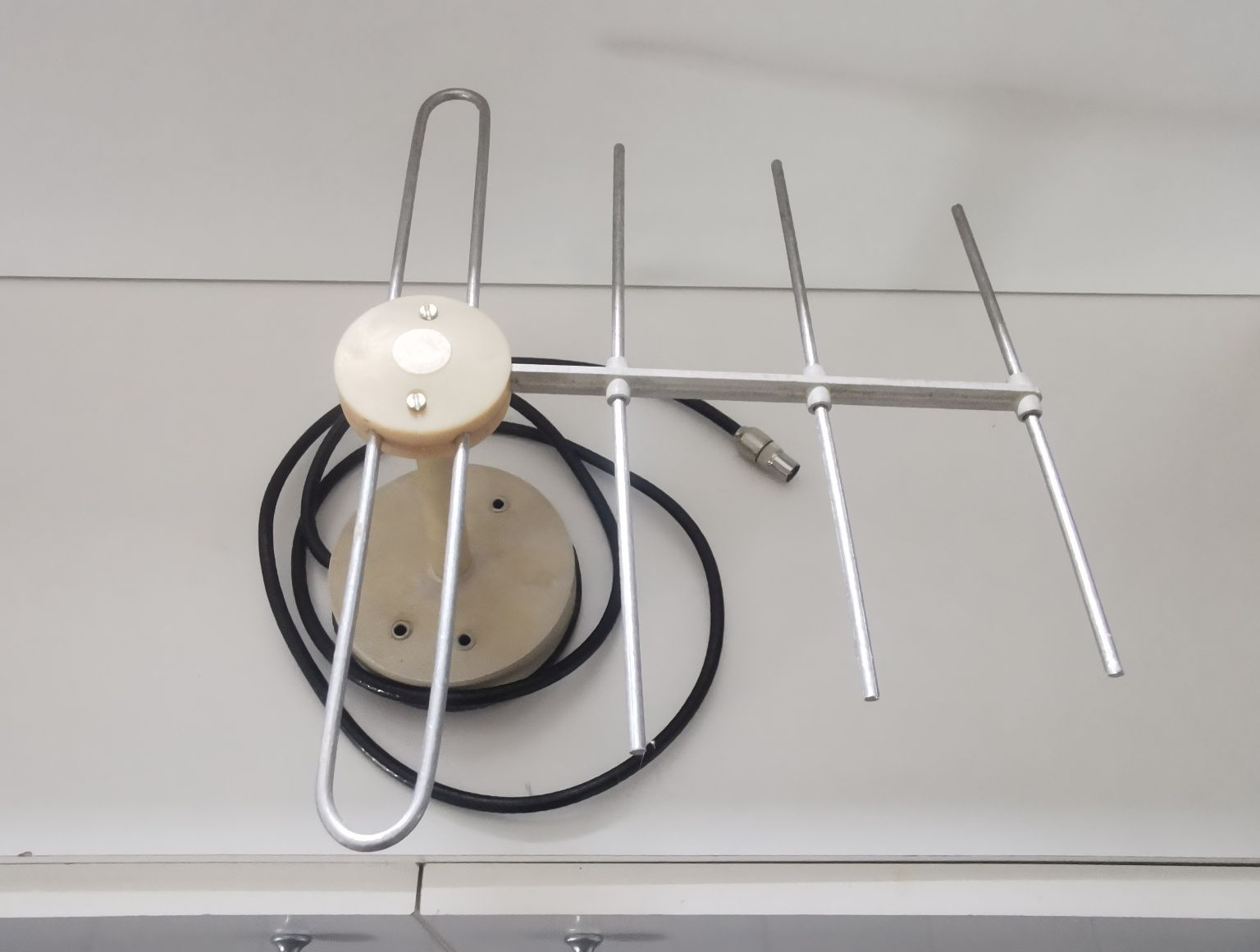 Antena cu elemenți