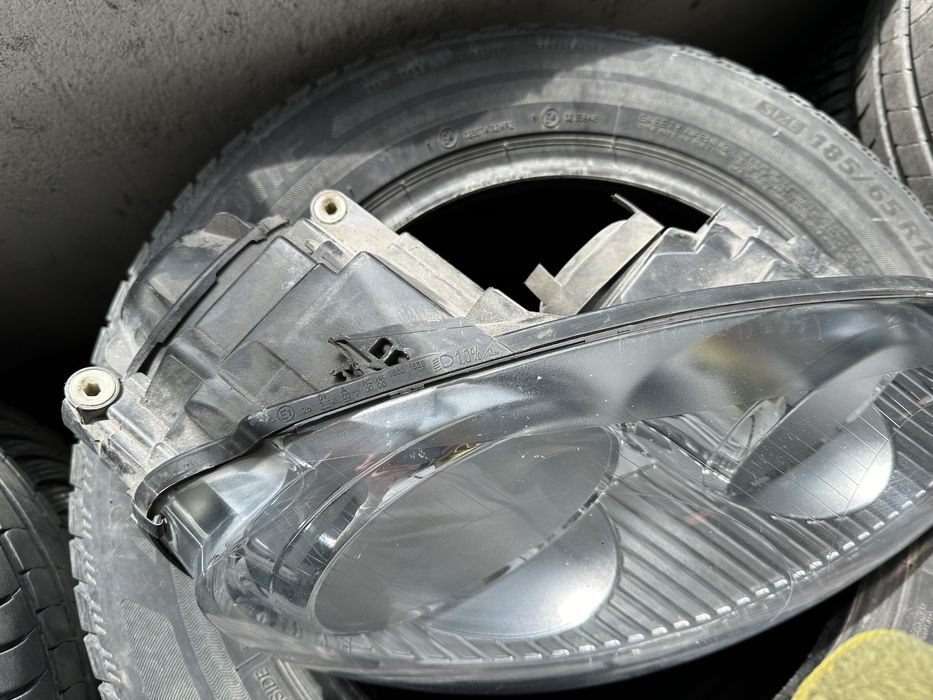 Golf 5 десен фар 2 счупени уши