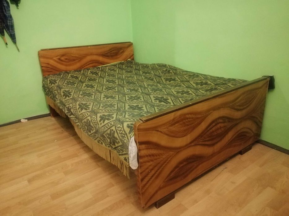 Спалня с пружинен матрак