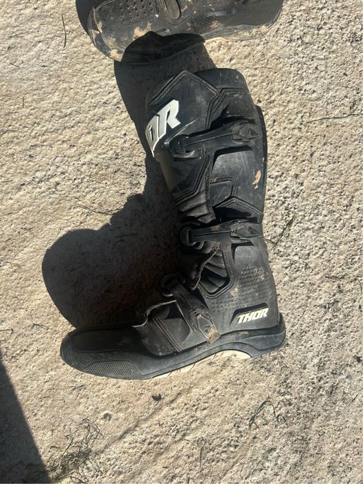 Vând schimb cizme si cască