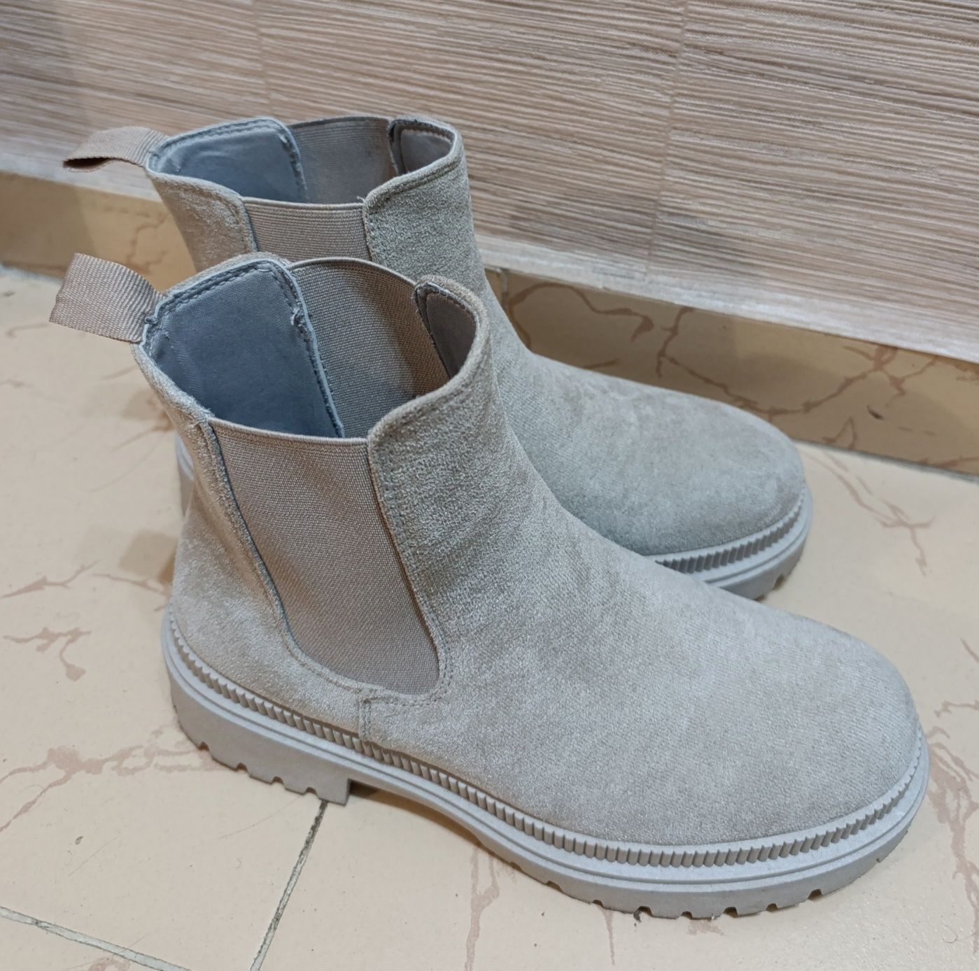 Дамски бежови боти
