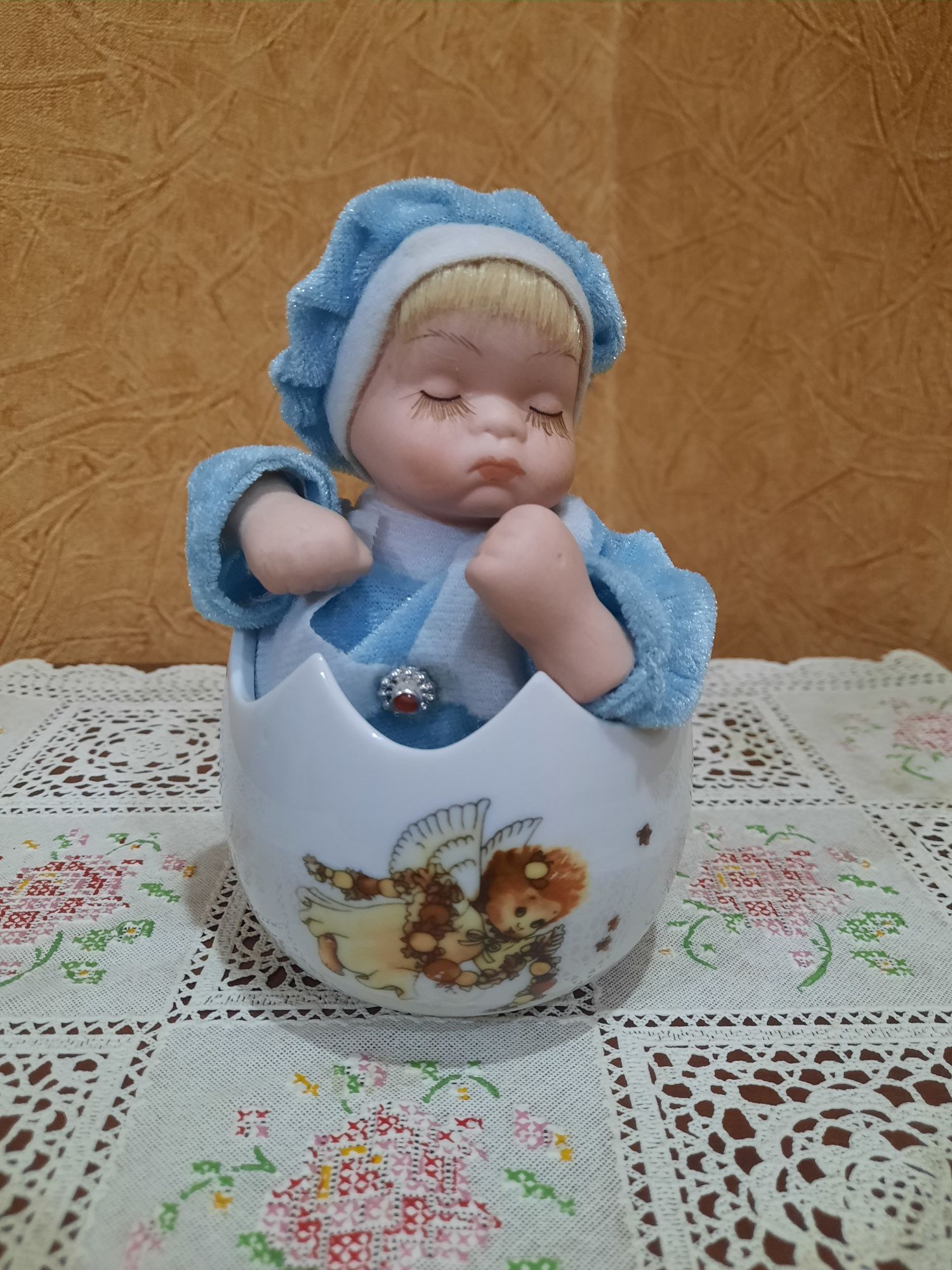 Фарфоровая, музыкальная кукла-младенец, в отличном состоянии и приятно