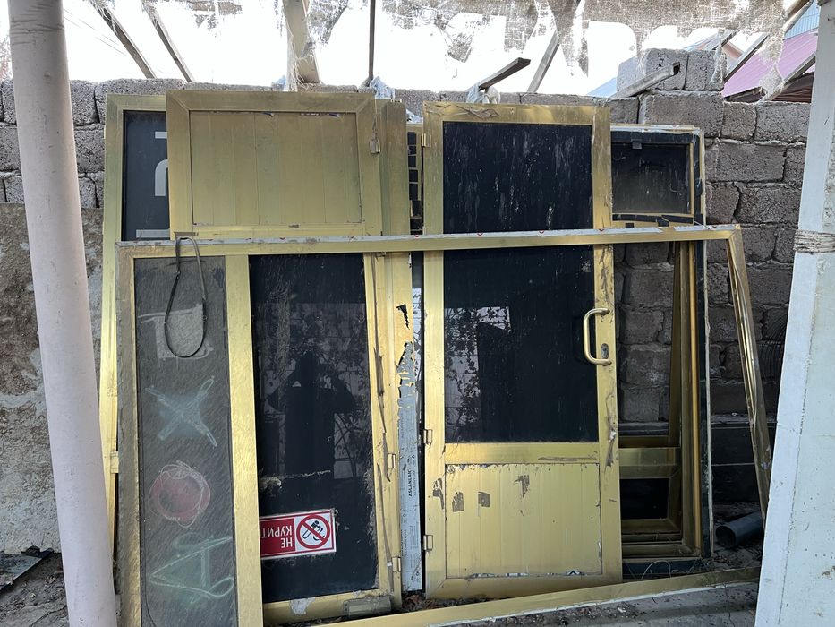 Продаю алюминивые двери окна