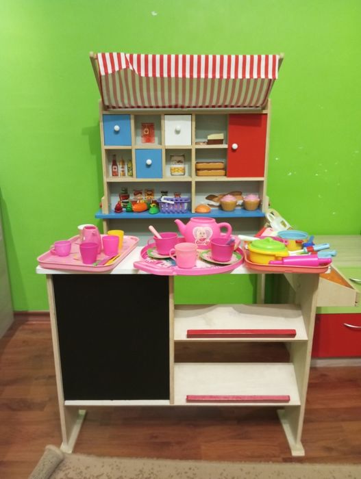 Детска кухня с играчки