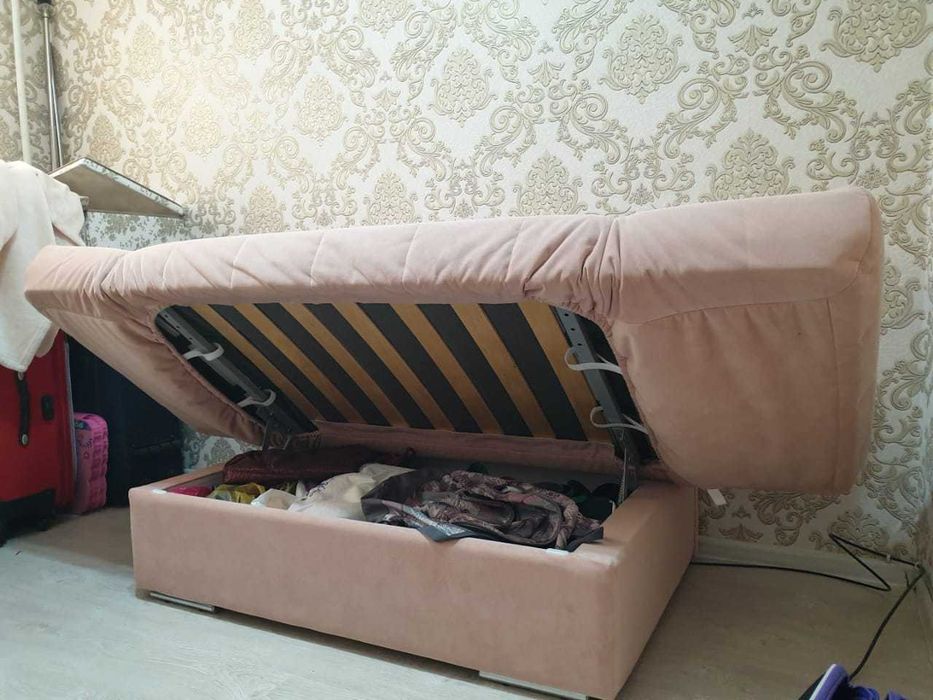 Диван Аскона нежно розовый