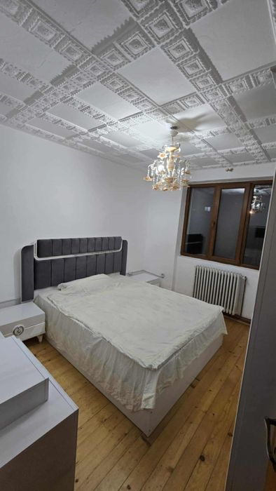 Vand aparatament zona cazarmii 2 camere etaj 1 semi decomandat