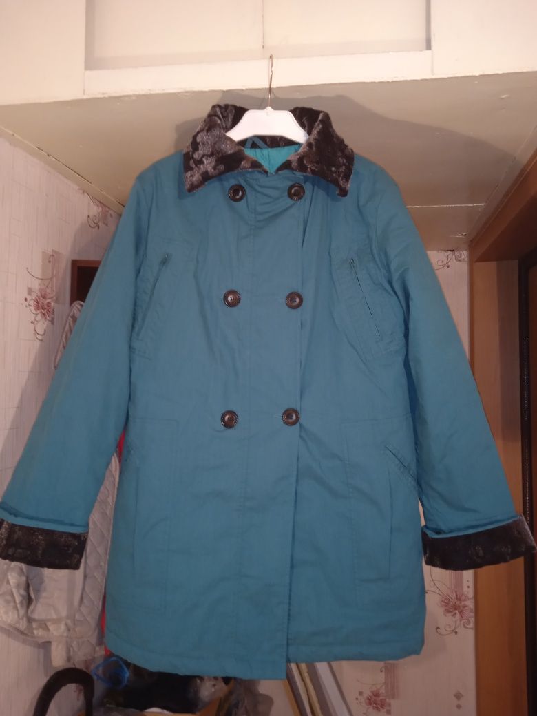 Продам куртку женскую на тонком синтепоне р50-52.