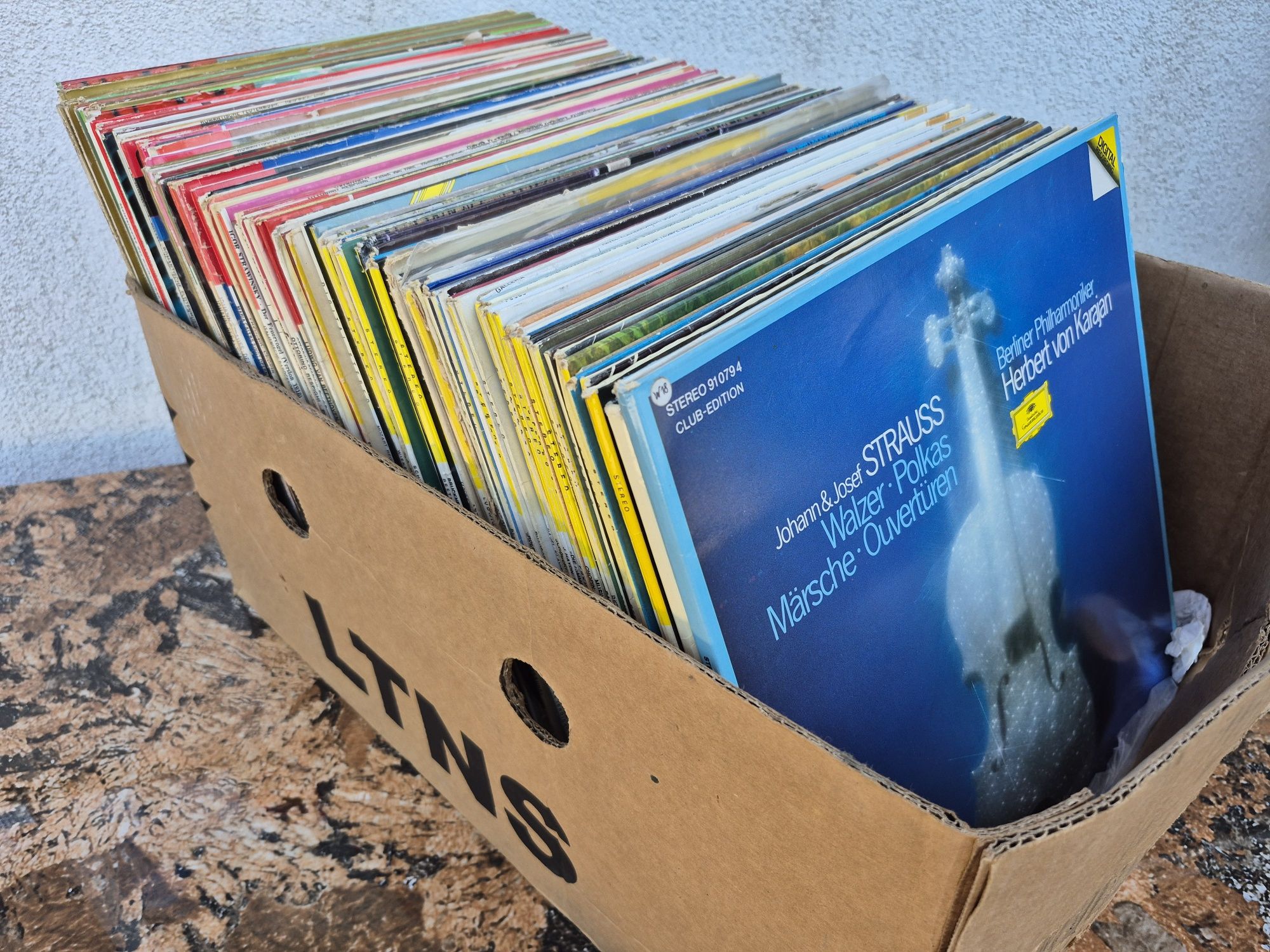 Vând 150 discuri vinil colectia Emi&Deutsche Grammophon muzica clasica
