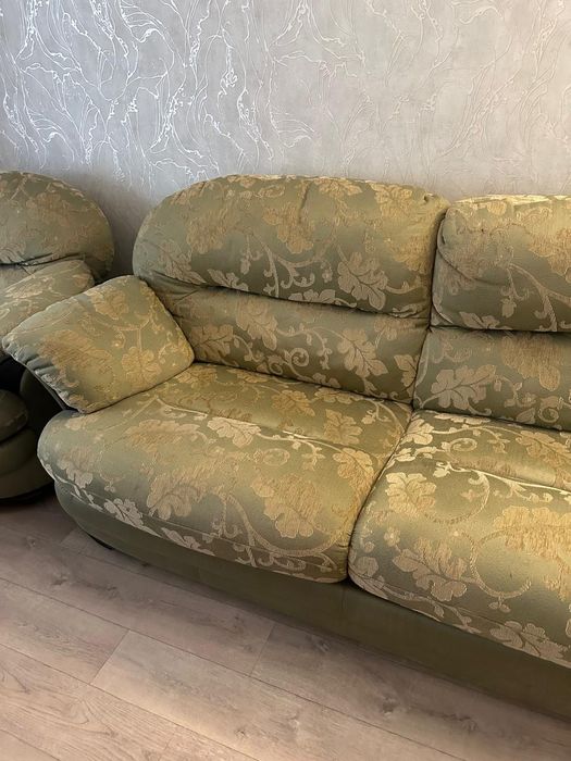Продается Диван с екреслами