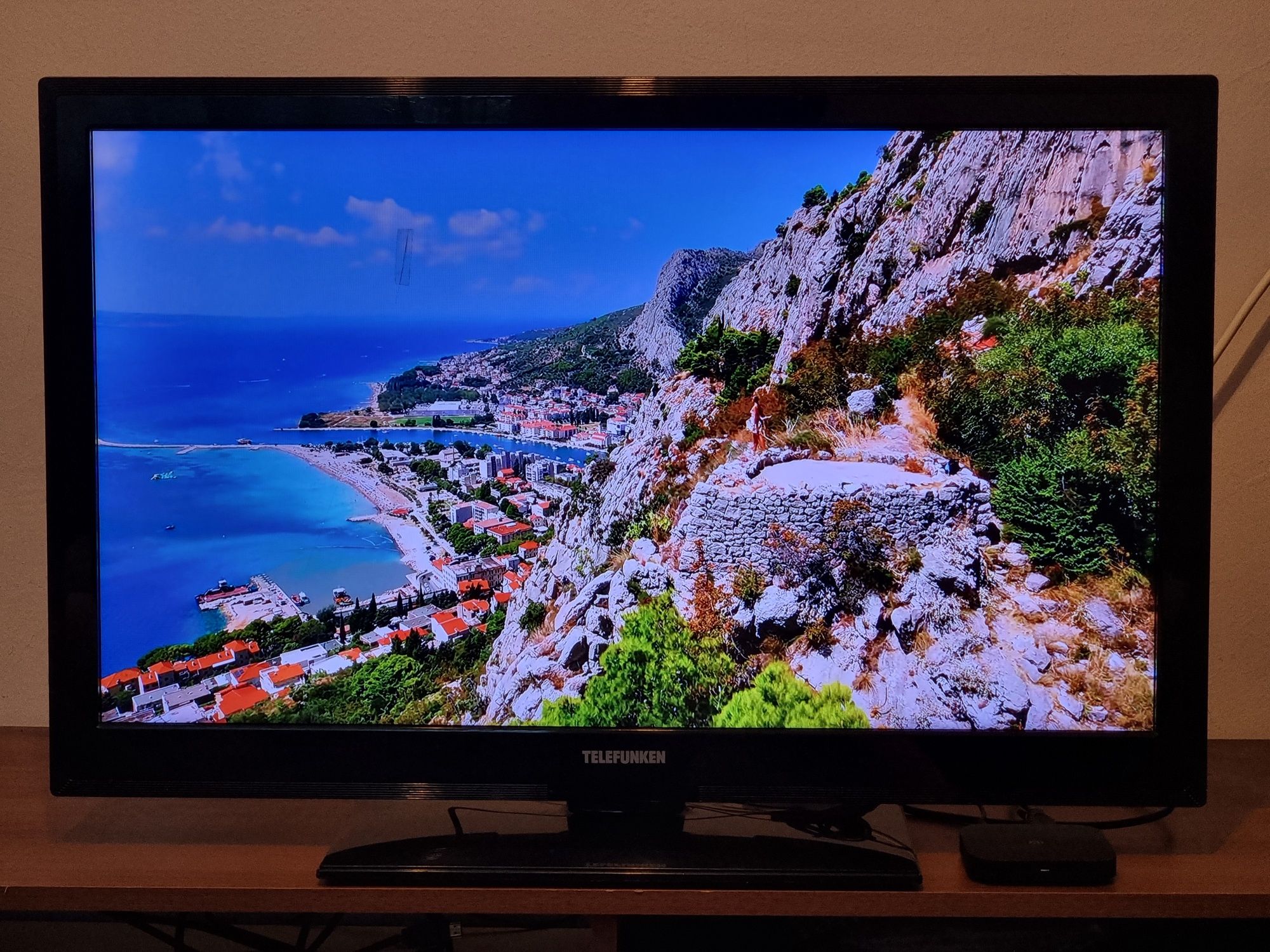 Телевизор Telefunken / 32" - FULLHD , Цифрова + Ефирна , Слот за карта