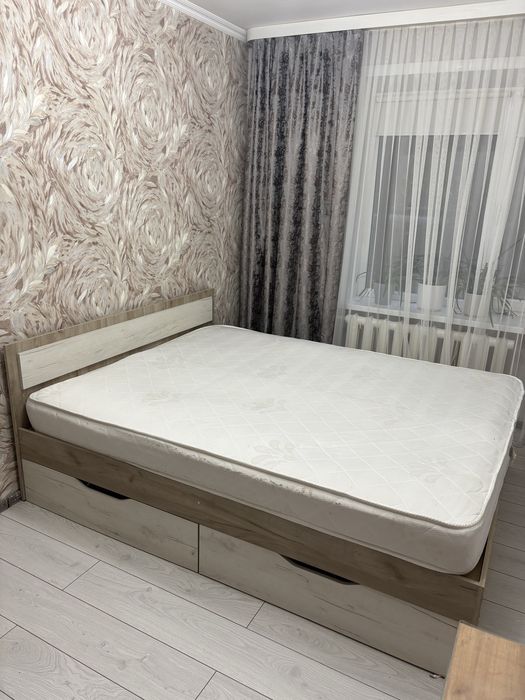 Продам двуспальную кровать с задвижками