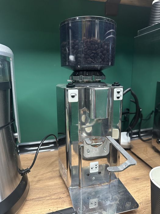 Кофемашина ва кофемолка сотилади холати зор