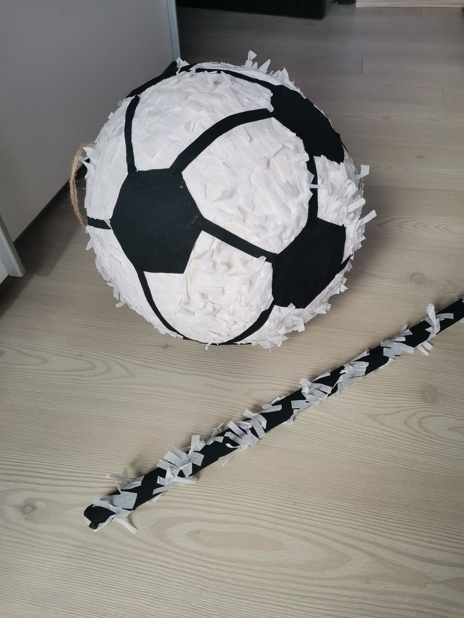 Пинята футболна топка