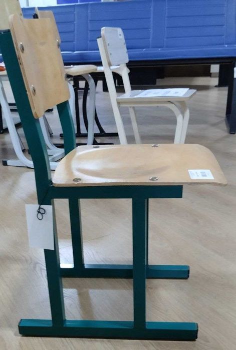 Стул на металлической каркасе