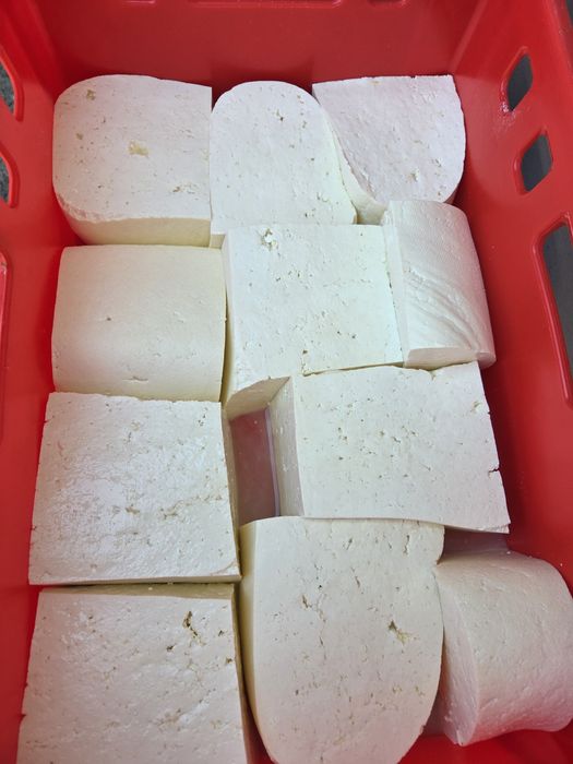 Vand branza de vaca-pret 30 lei kilogramul