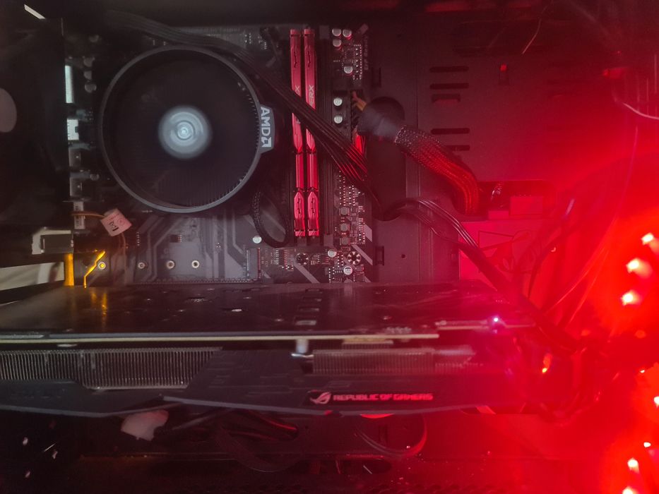 Vând calculator gaming cu Monitor gaming 144Hz include accesorii