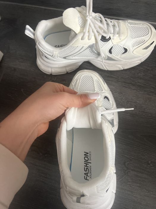 Бели Сникърси, маратонки