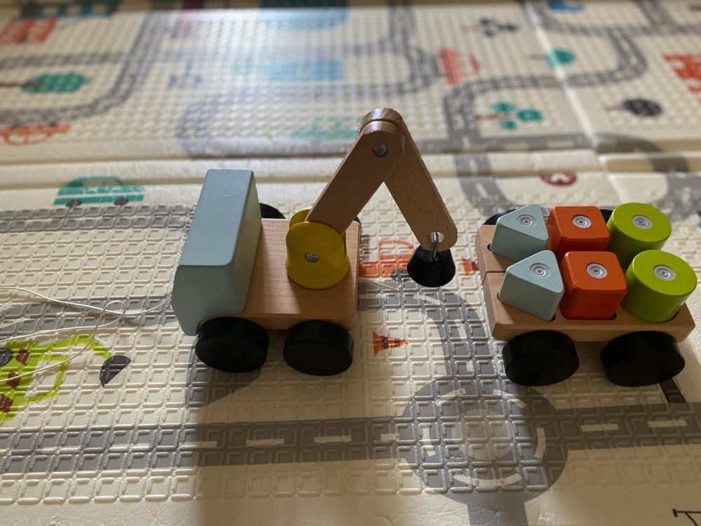 Jucarie din lemn copii, macara si cuburi multicolor cu magnet