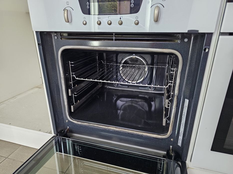 Black Friday Фурна за вграждане с пиролиза Electrolux EOC6690W