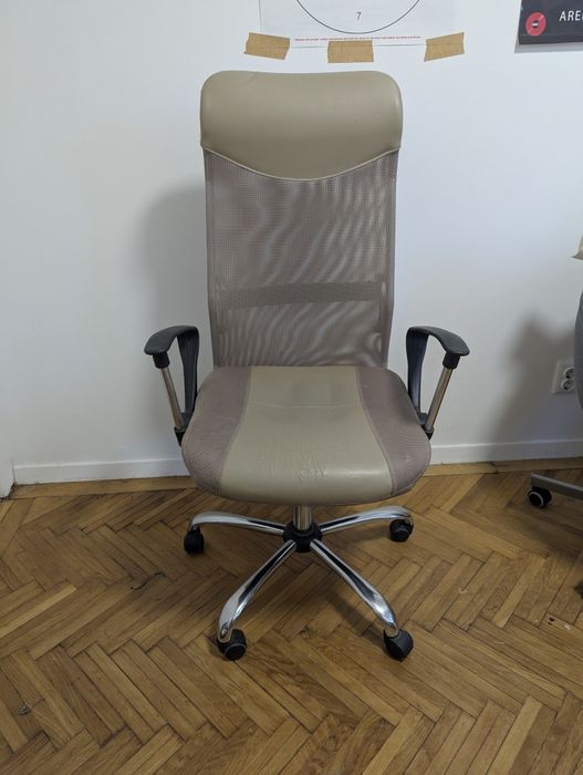 Scaun de birou crem, cu plasă