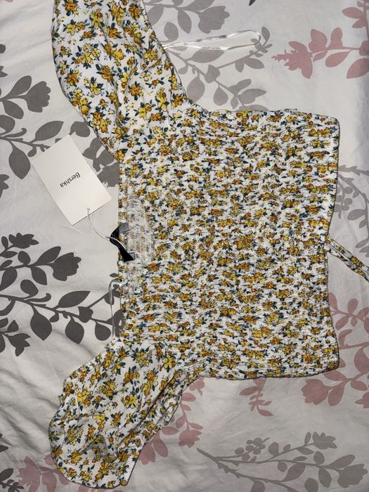Къса тениска BERSHKA с етикет