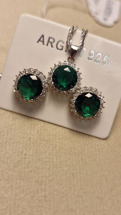 Set argint cercei si lant cu medalion si cristale verde smarald