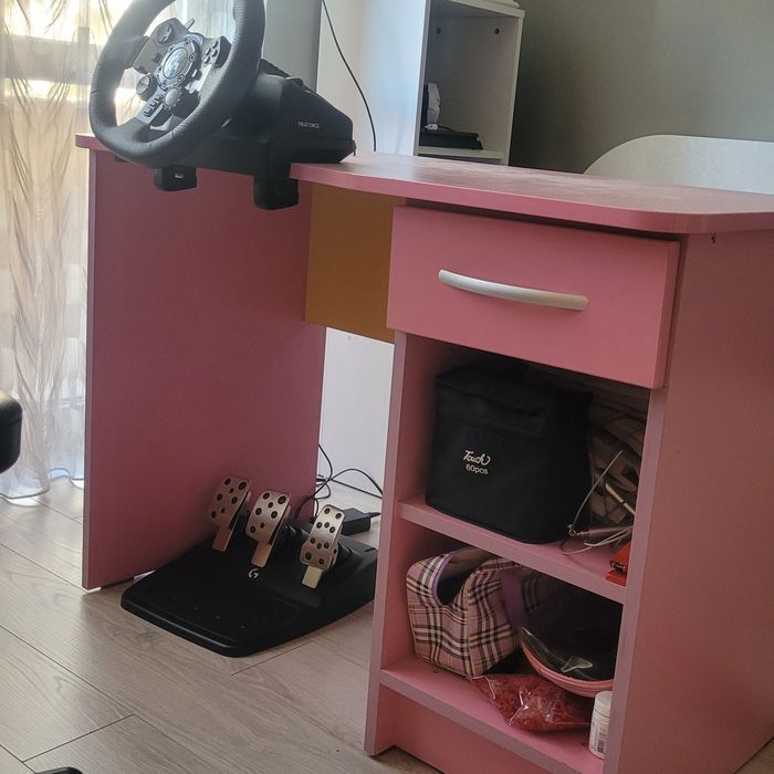 Продава се детска секция (гардеробче, рафтове и шкафове)!