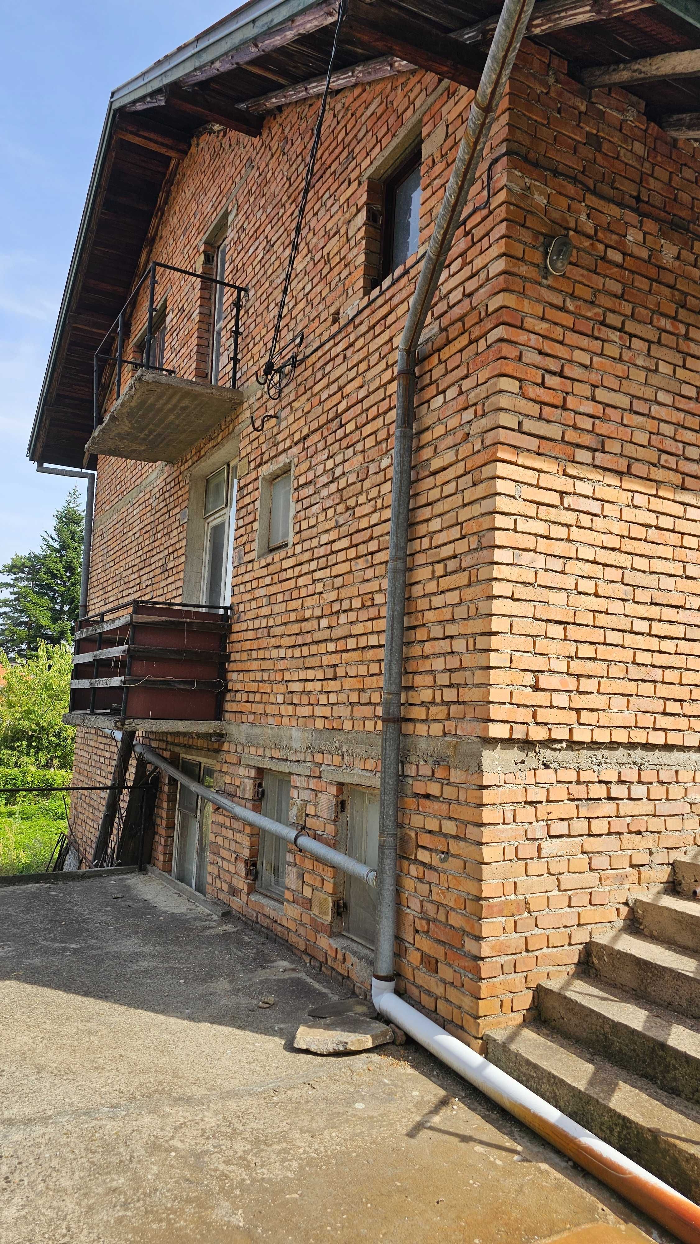 Собственик продава 210 кв КЪЩА с двор 460 кв в с. Цар Калоян в центъра
