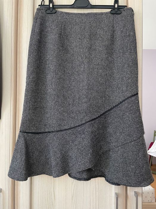 Vând fusta călduroasă, de stofă