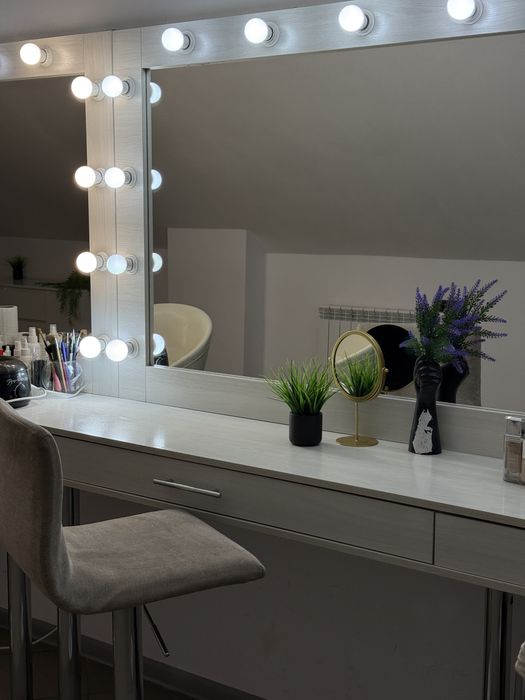 Сдается в аренду стол для визажиста/бровиста/hair стилиста