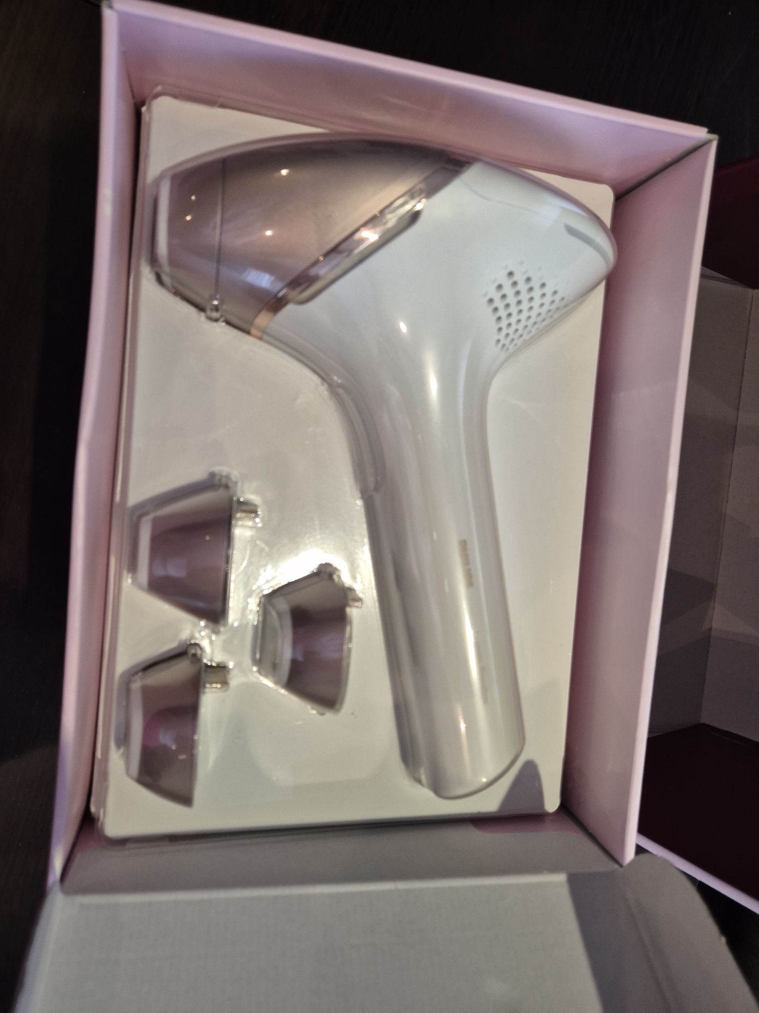 Продавам Фотоепилатор за обезкосмяване Philips Lumea Prestige