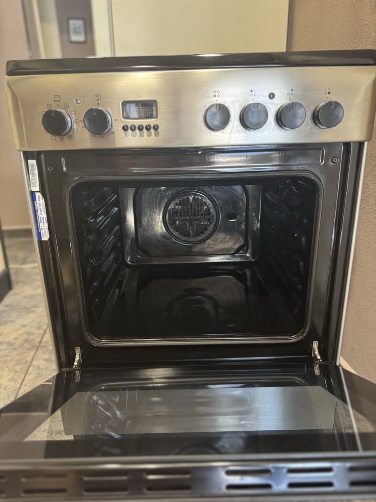 Свободностояща готварска печка Hotpoint Ariston