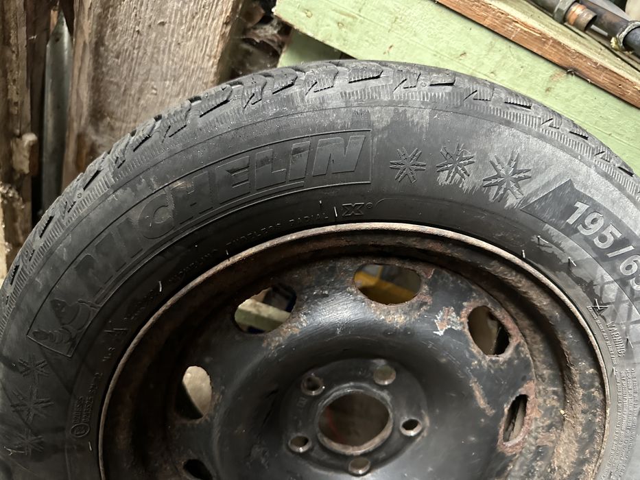 Vand anvelope de iarna 195/65/R15 (2xContinental si 2xMichelin)
