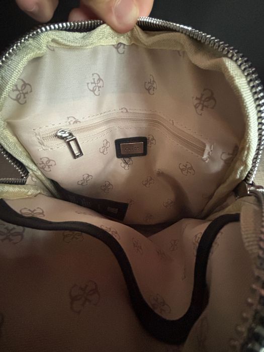 Чантичка GUESS Saffiano