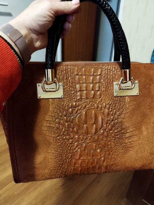 Дамска чанта от естествена кожа с черен акцент