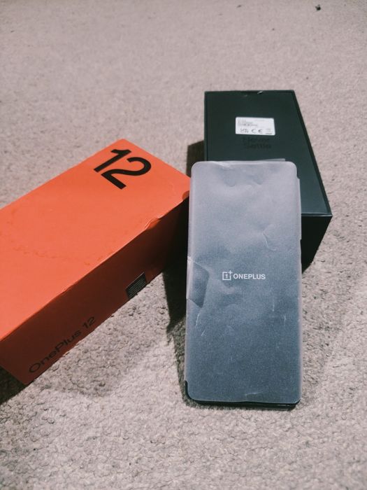 Oneplus 12 ca nou impecabil ecranul nu are nici o zgârietură