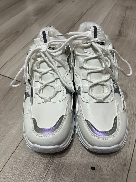 Продам зимние кроссовки  женские