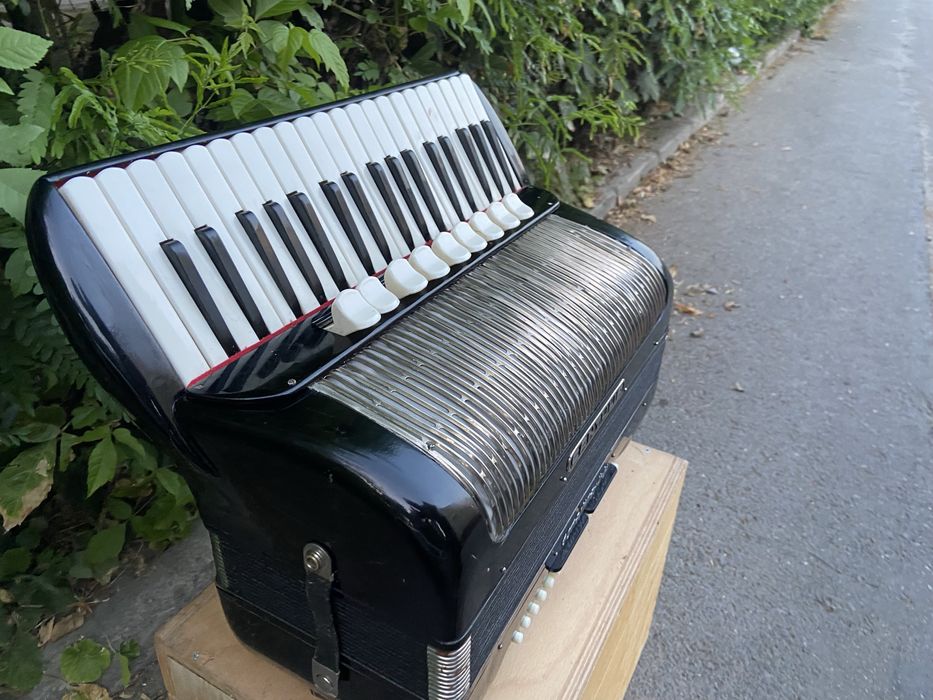 Acordeon nemtesc Cantulia cu 96 de basi ton de orga