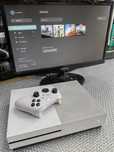Xbox One S  с 1 TB,4 вградени игри,1 оригинал-400лв джойстик
