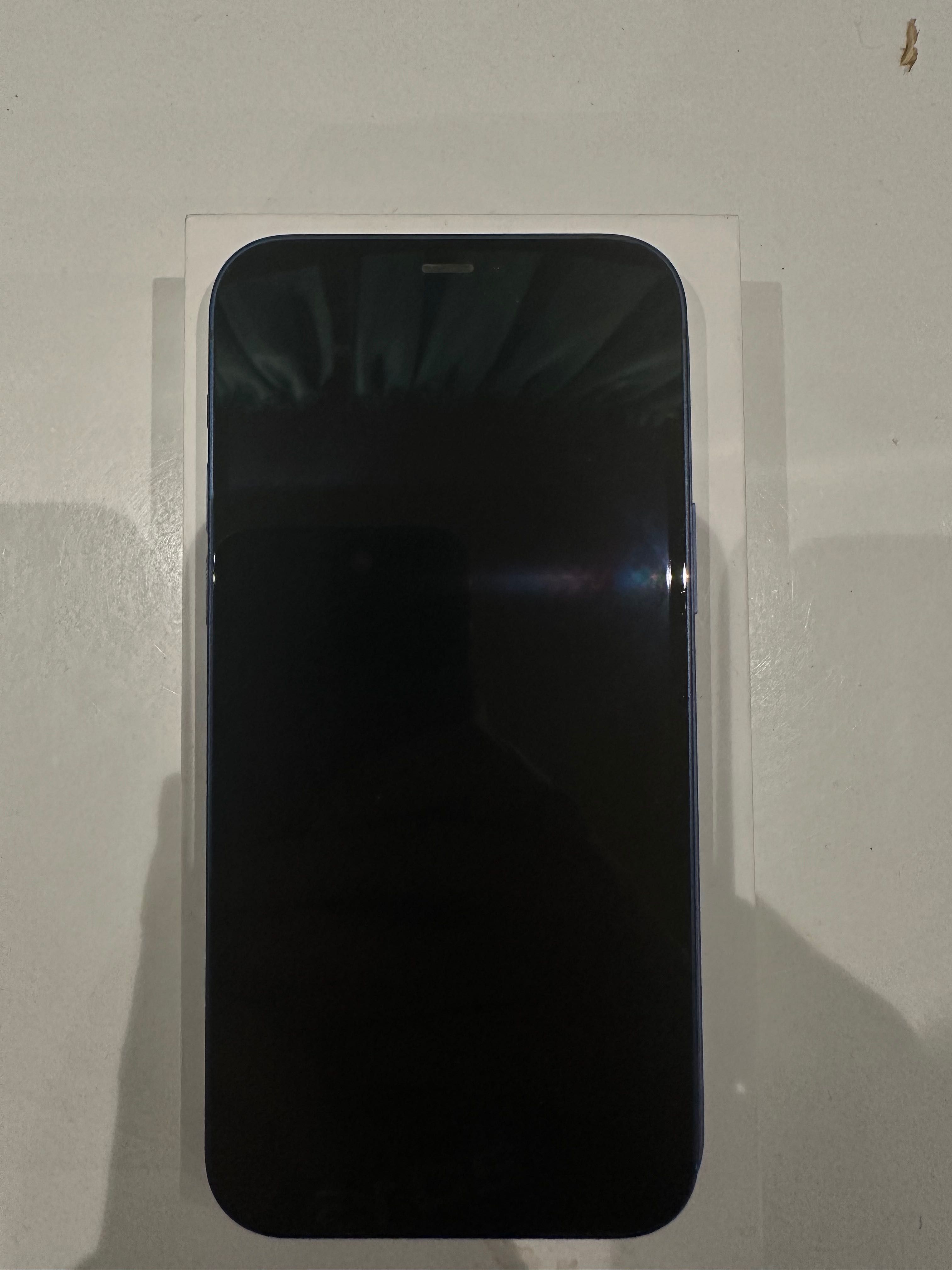 iPhone 12 64 GB с кейсове