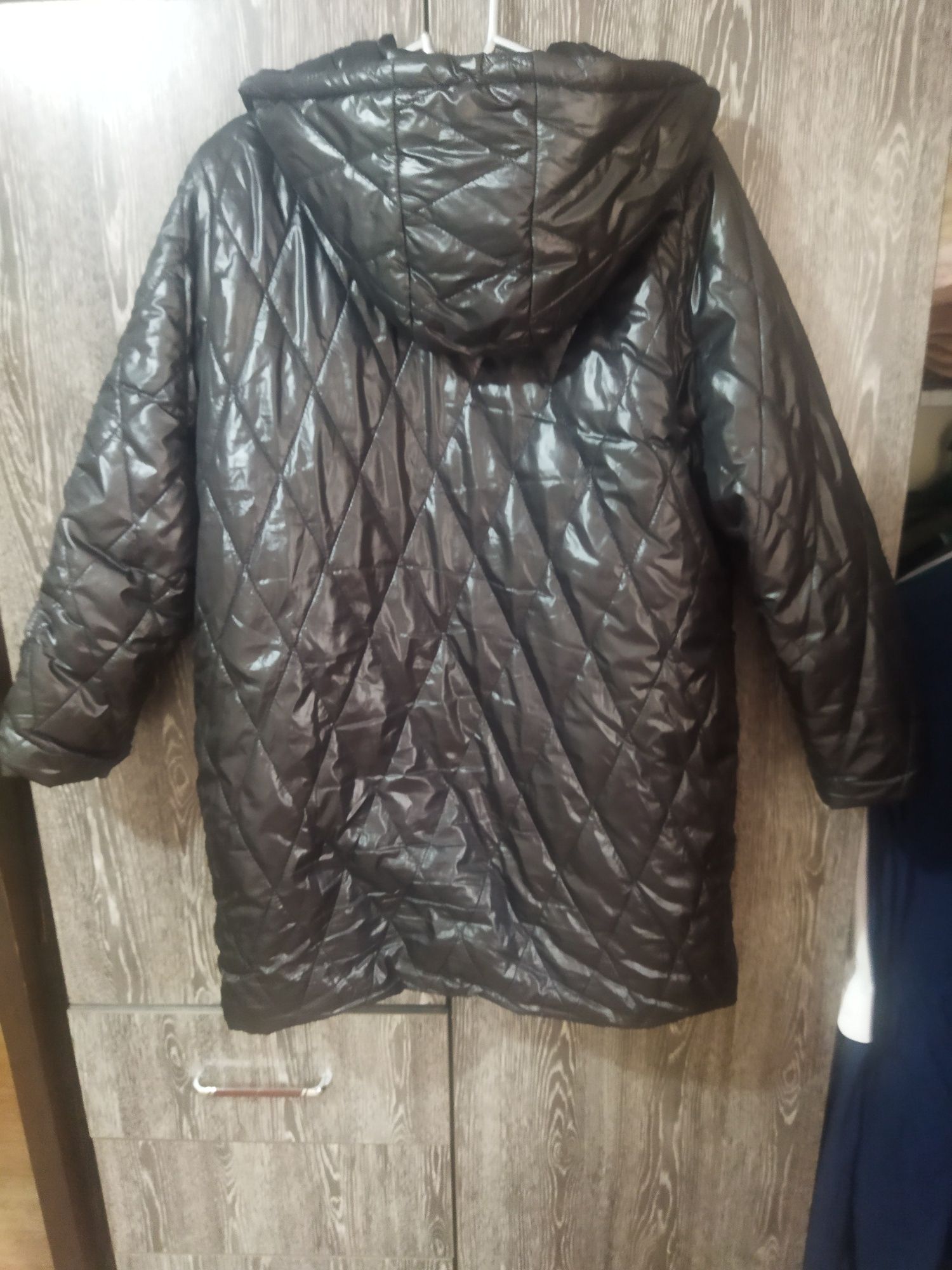 Продам женскую демисезонную  куртку можно  на теплую зиму
