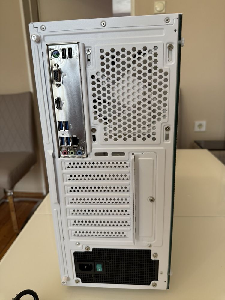 Компютър Ryzen 3 4300g, в гаранция