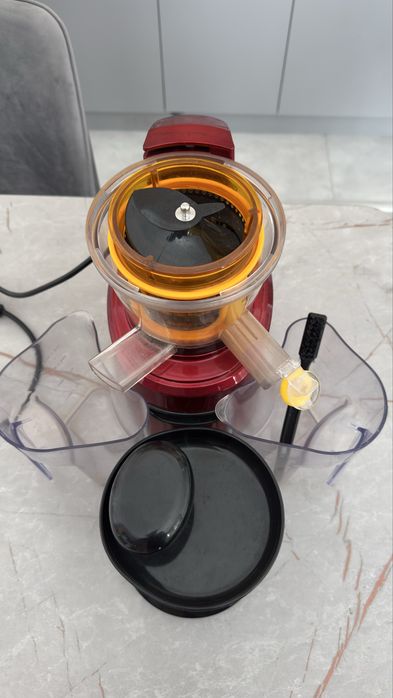 Соковыжималка шнековая Kitfort Kt-1101-2 бордовая