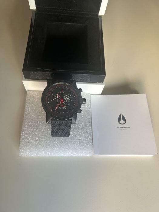 Часовник Nixon Magnacon 2 minutes to midnight