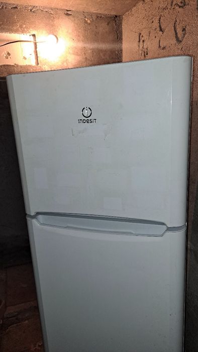 Хладилник с горен фризер